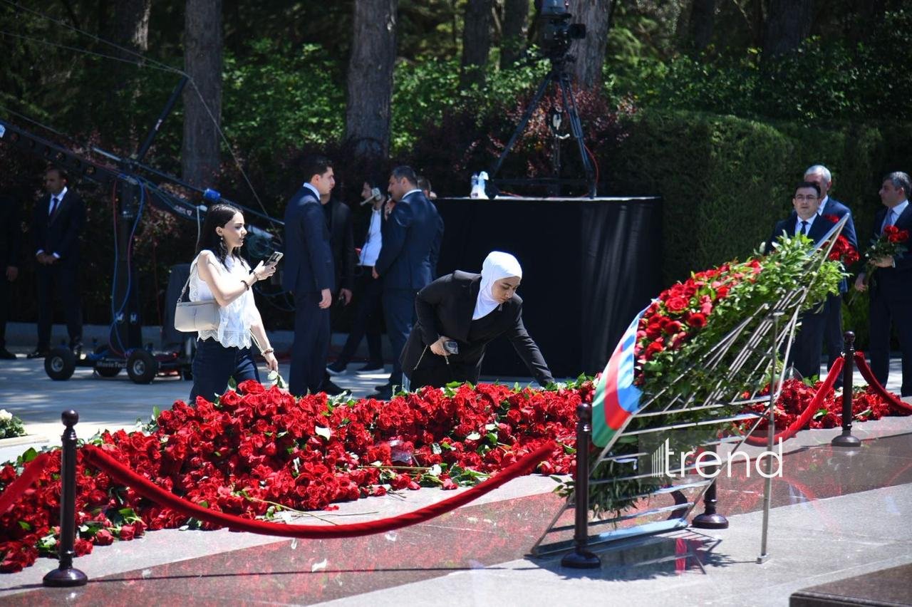 Azerbaijani people honor memory of National Leader Heydar Aliyev (PHOTO)