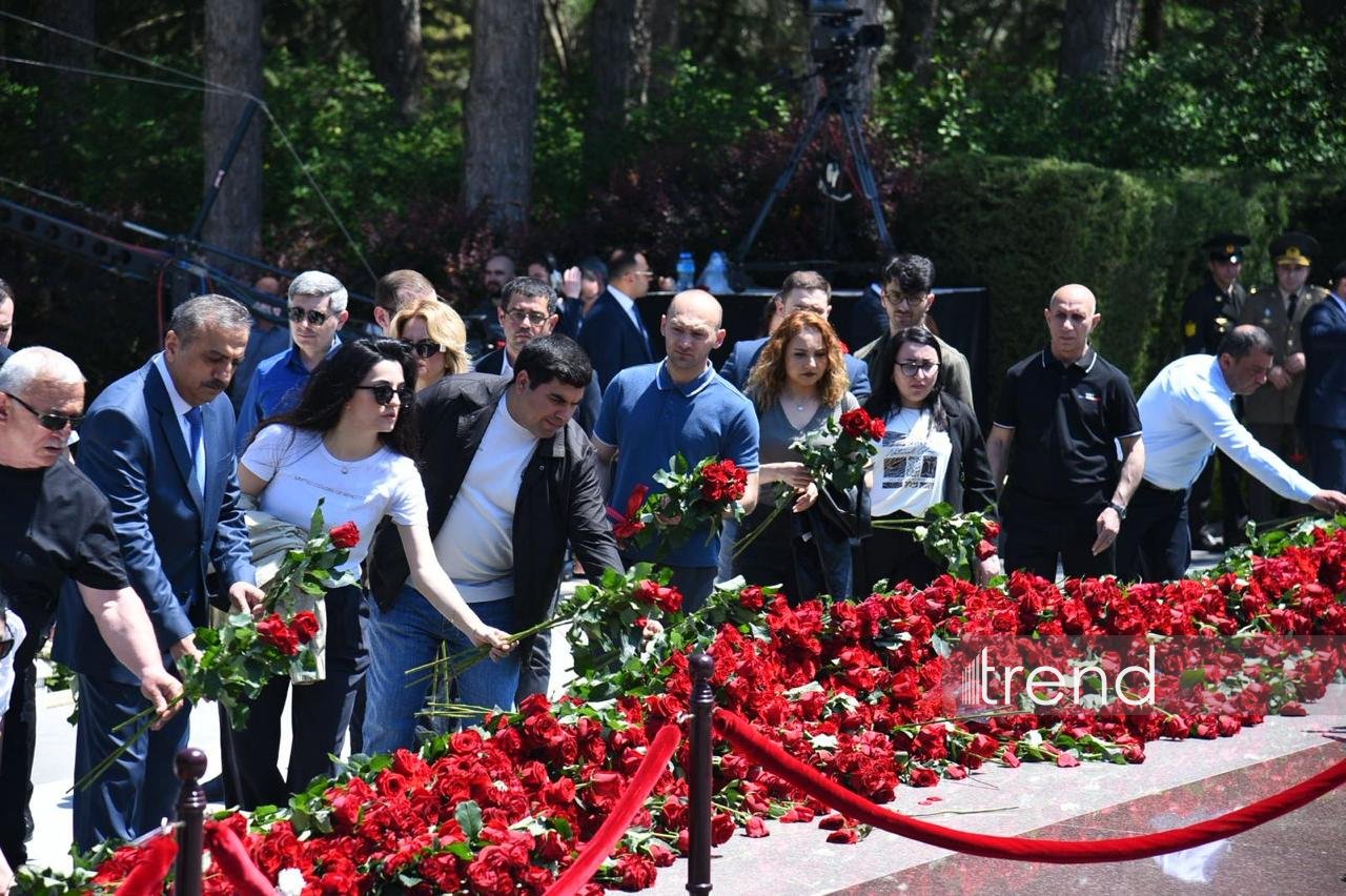 Azerbaijani people honor memory of National Leader Heydar Aliyev (PHOTO)