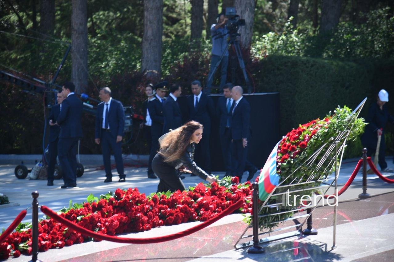 Azerbaijani people honor memory of National Leader Heydar Aliyev (PHOTO)
