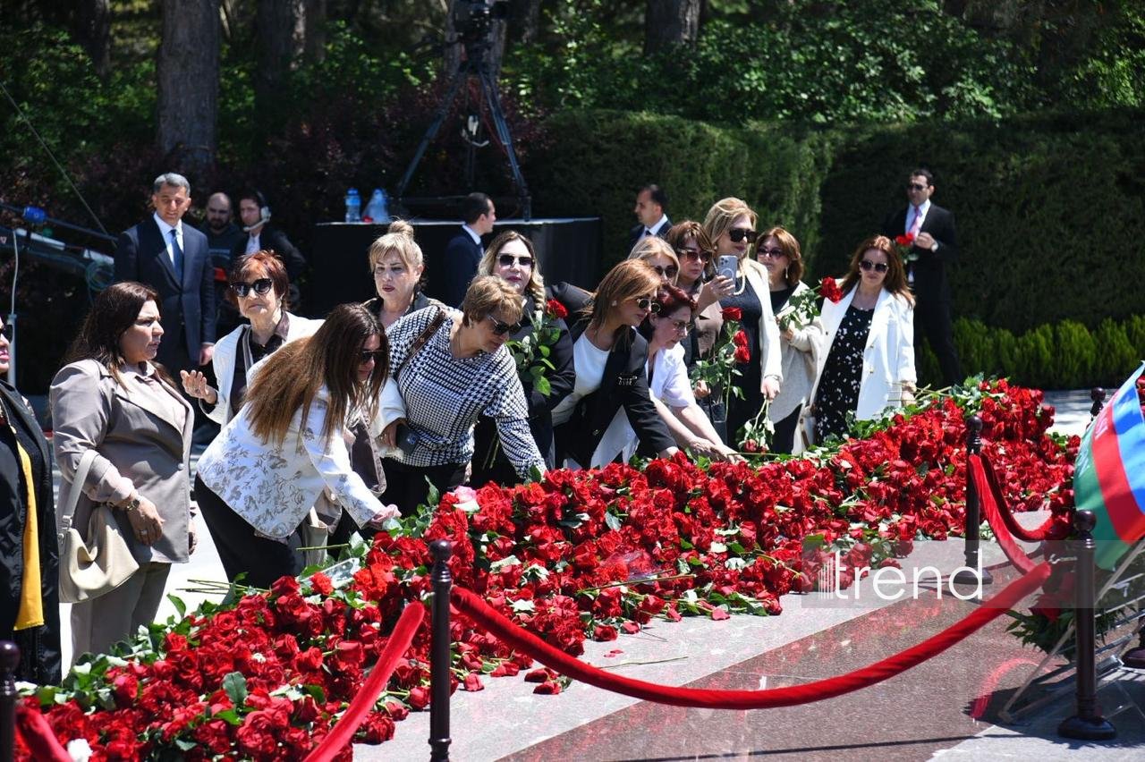 Azerbaijani people honor memory of National Leader Heydar Aliyev (PHOTO)
