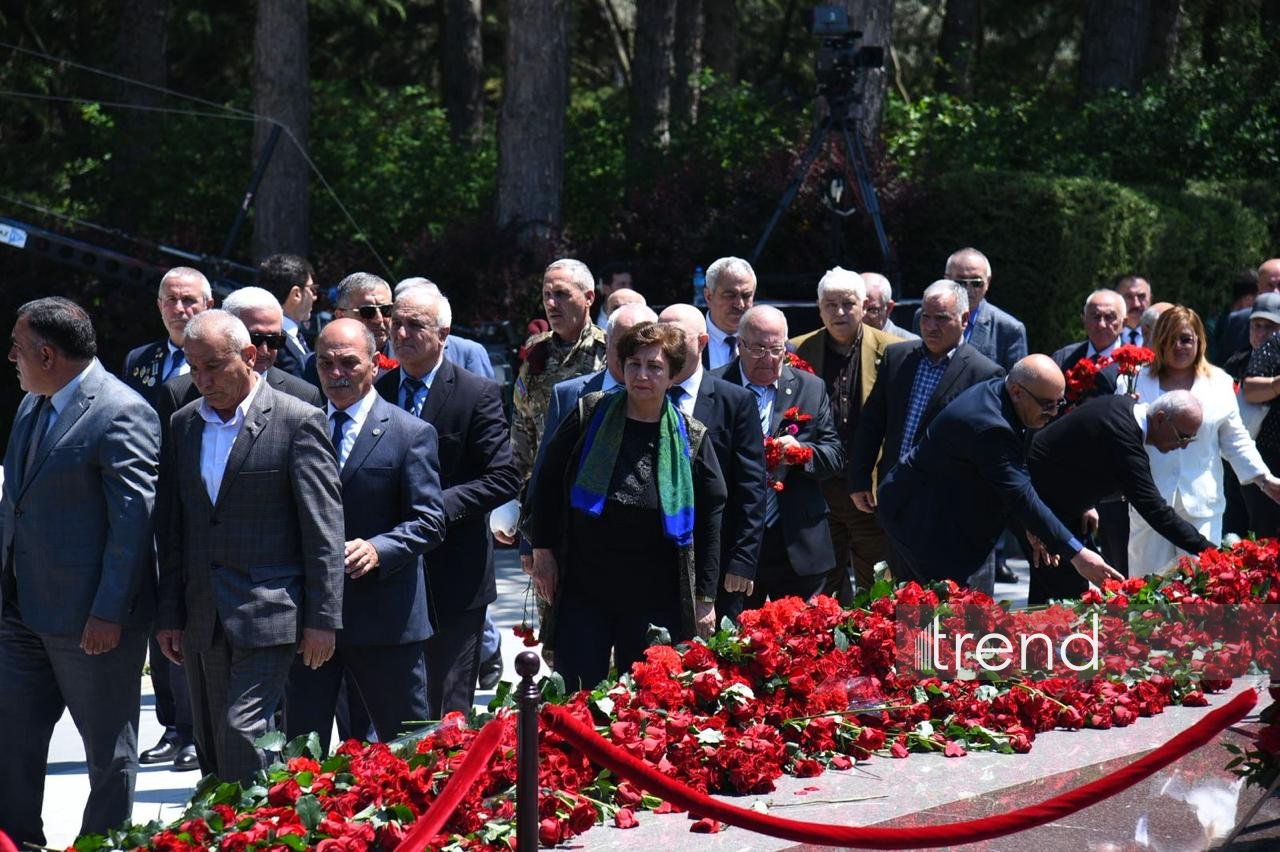 Azerbaijani people honor memory of National Leader Heydar Aliyev (PHOTO)