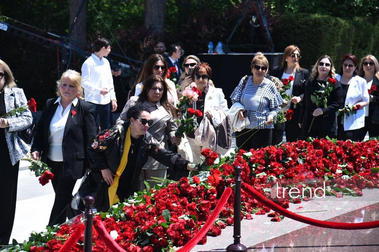 Azerbaijani people honor memory of National Leader Heydar Aliyev (PHOTO)