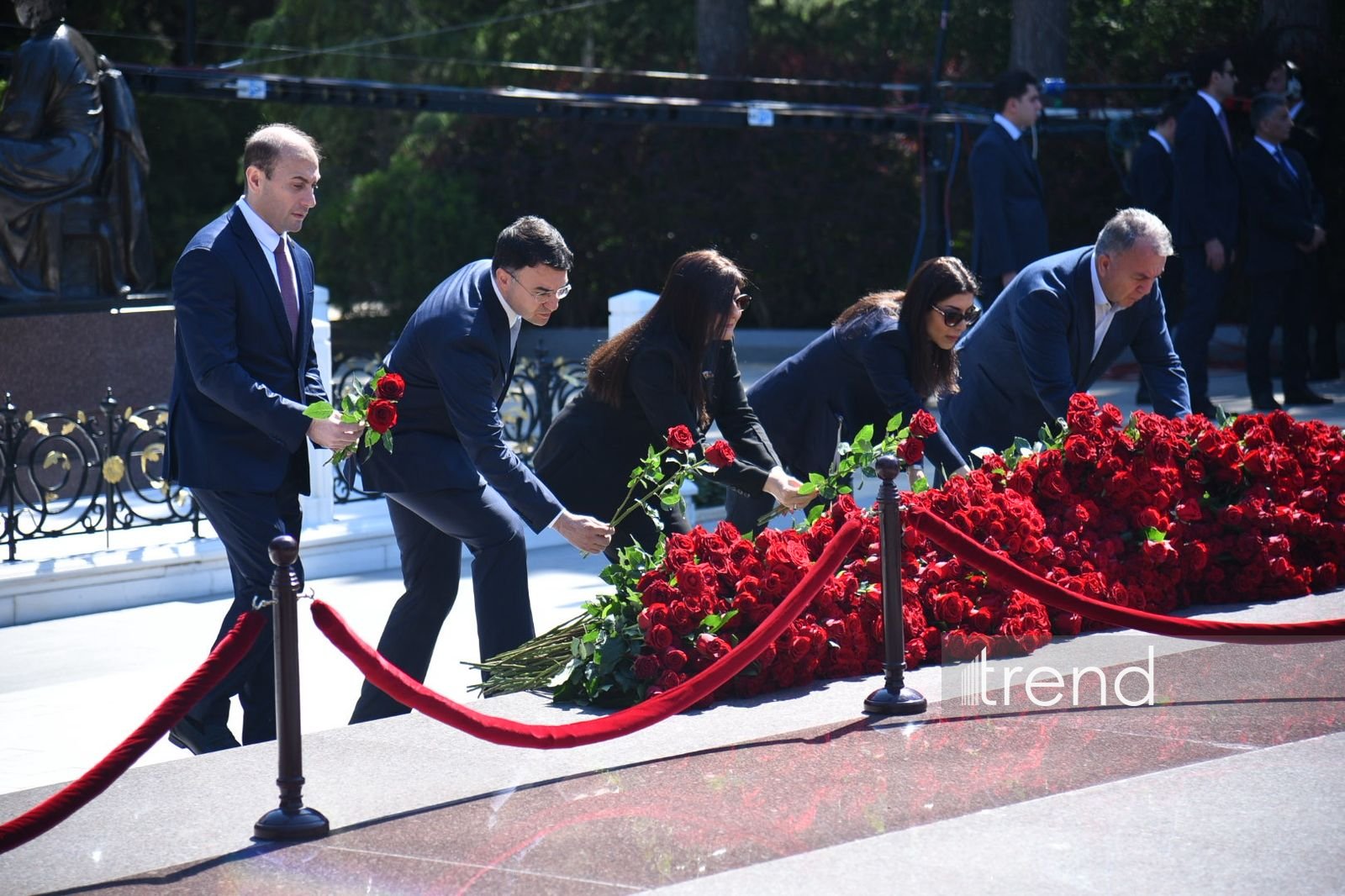 Azerbaijan’s state and government officials pay tribute to National Leader Heydar Aliyev (PHOTO)