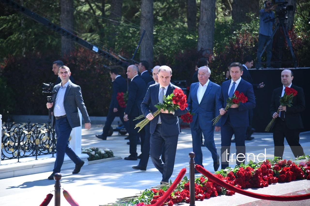 Azerbaijan’s state and government officials pay tribute to National Leader Heydar Aliyev (PHOTO)
