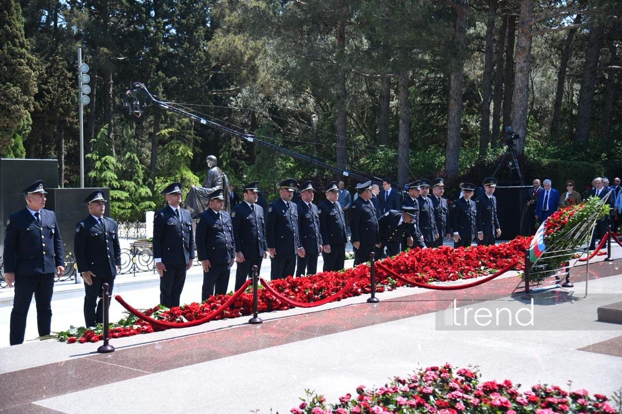Azerbaijan’s state and government officials pay tribute to National Leader Heydar Aliyev (PHOTO)