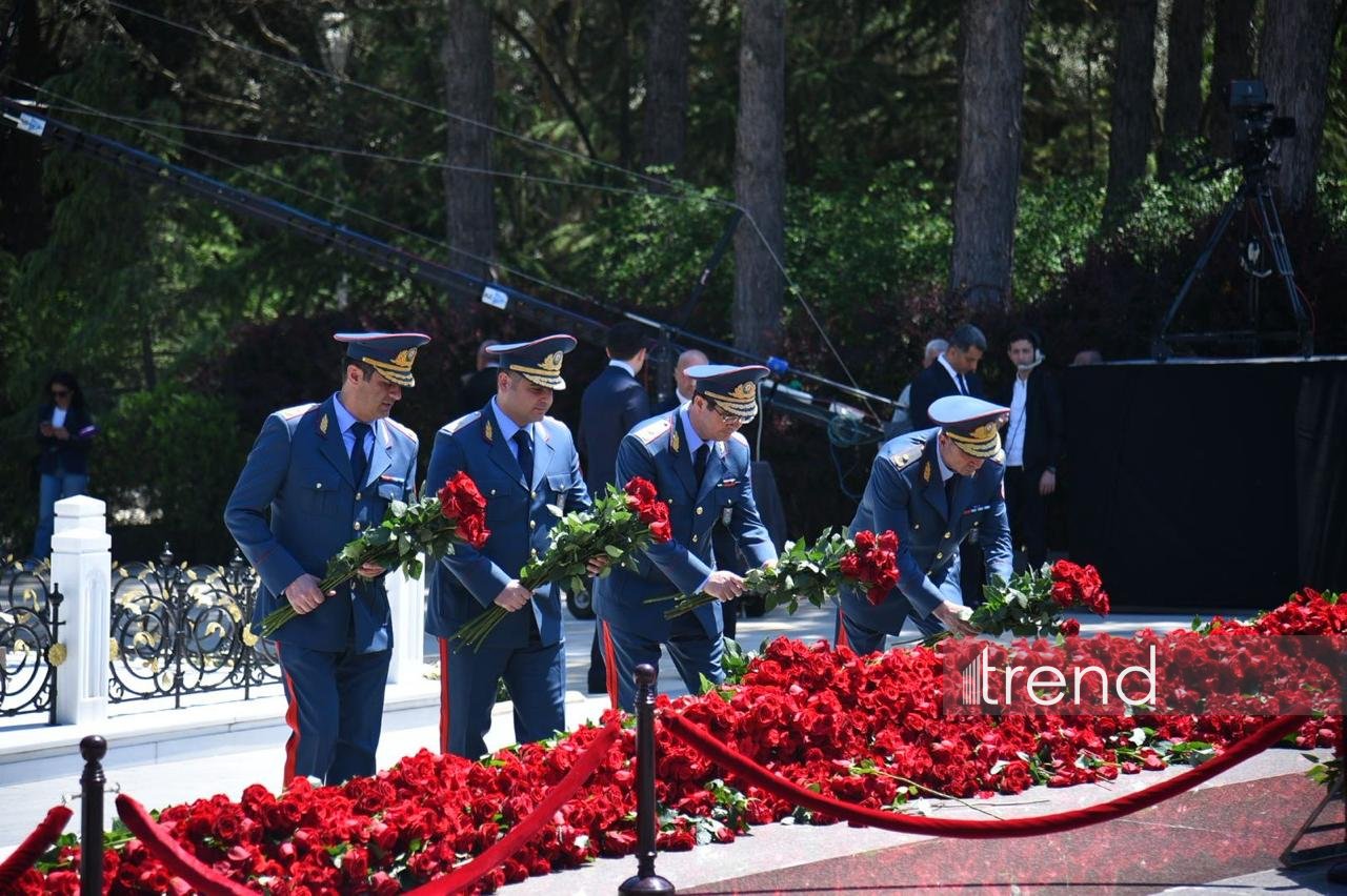 Azerbaijan’s state and government officials pay tribute to National Leader Heydar Aliyev (PHOTO)