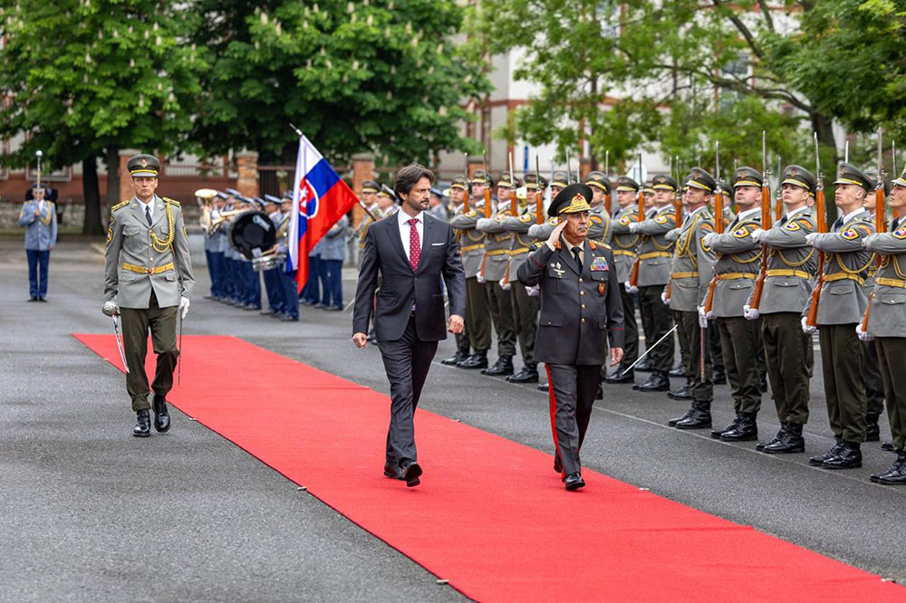 Azerbaijani Defense Minister pays official visit to Slovakia (PHOTO)