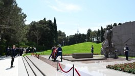 Slovak delegation pays tribute to National Leader Heydar Aliyev (PHOTO)