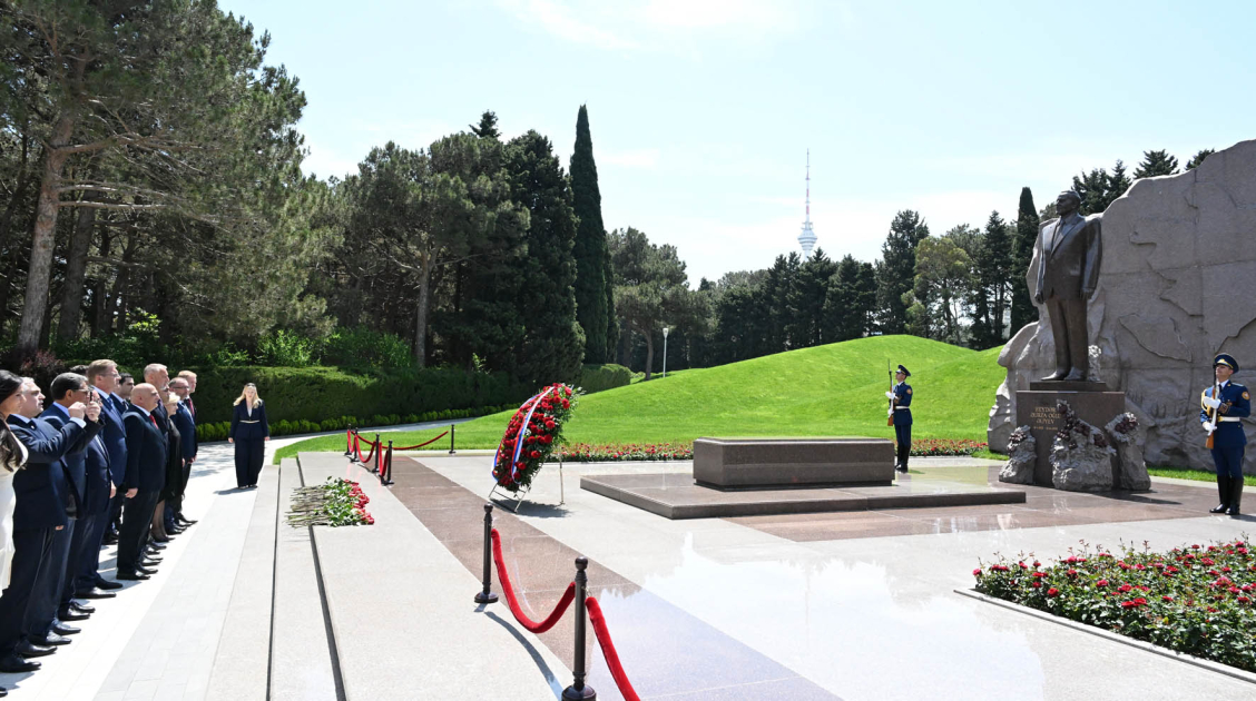 Slovak delegation pays tribute to National Leader Heydar Aliyev (PHOTO)