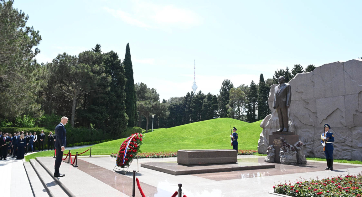 Slovak delegation pays tribute to National Leader Heydar Aliyev (PHOTO)