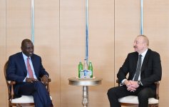 President Ilham Aliyev meets with delegation led by President of Kenya (PHOTO)