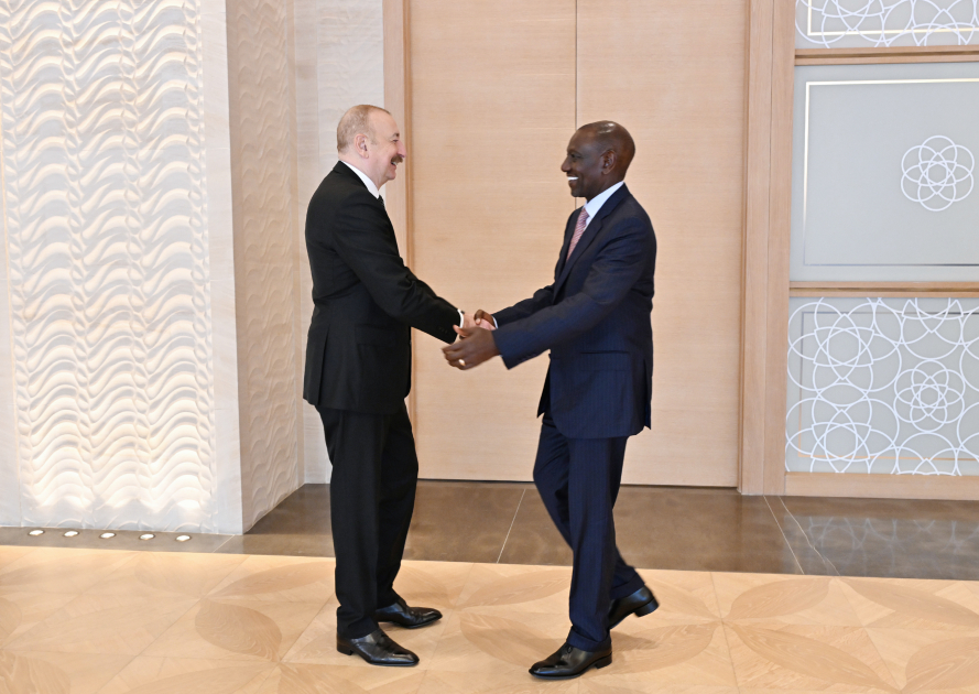 President Ilham Aliyev meets with delegation led by President of Kenya (PHOTO)