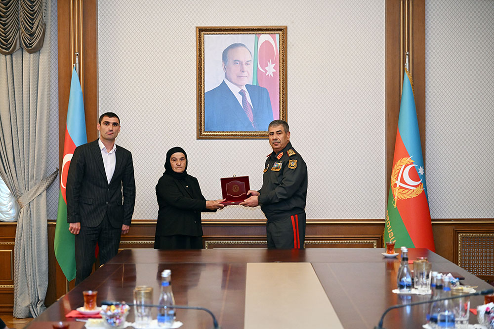 Azerbaijan’s defense minister awards medals to families of National Heroes (PHOTO)