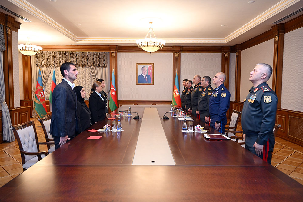 Azerbaijan’s defense minister awards medals to families of National Heroes (PHOTO)