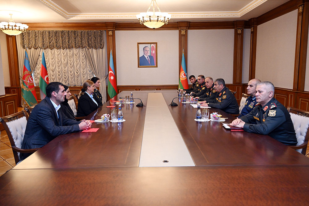 Azerbaijan’s defense minister awards medals to families of National Heroes (PHOTO)