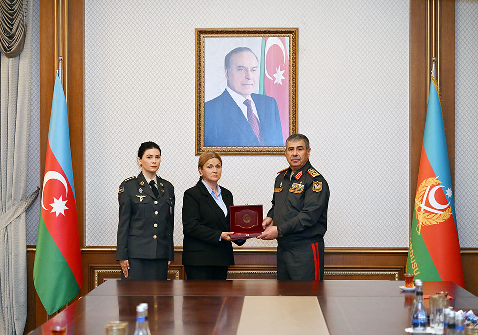 Azerbaijan’s defense minister awards medals to families of National Heroes (PHOTO)