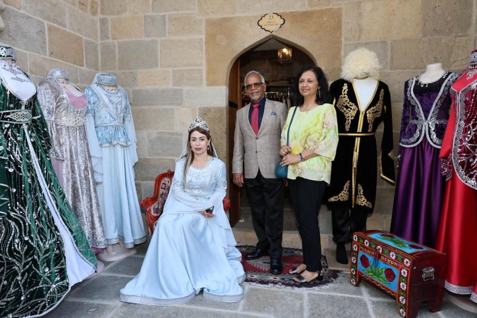 President of Mauritius explores Baku’s historic Icherisheher at WUF13 (PHOTO)