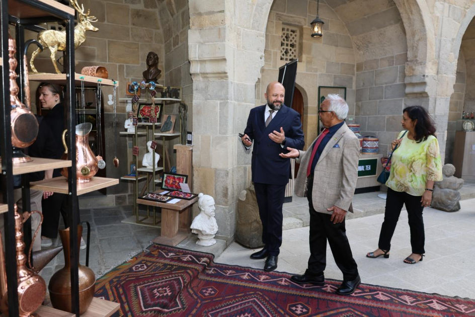 President of Mauritius explores Baku’s historic Icherisheher at WUF13 (PHOTO)