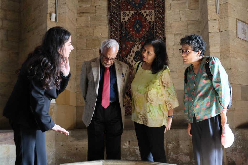 President of Mauritius explores Baku’s historic Icherisheher at WUF13 (PHOTO)