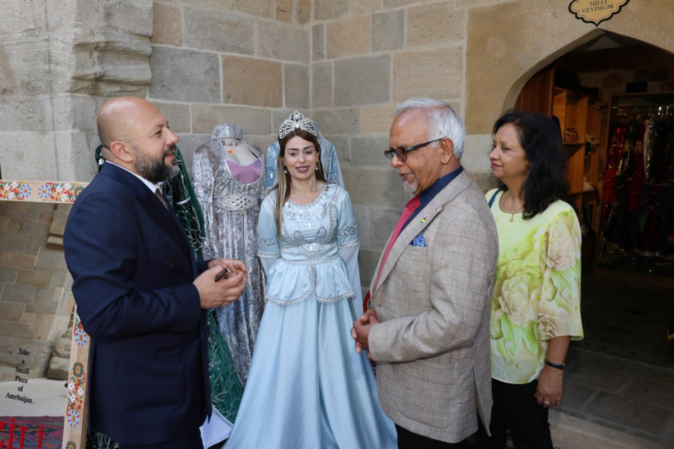 President of Mauritius explores Baku’s historic Icherisheher at WUF13 (PHOTO)