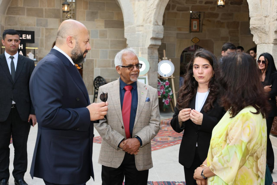President of Mauritius explores Baku’s historic Icherisheher at WUF13 (PHOTO)
