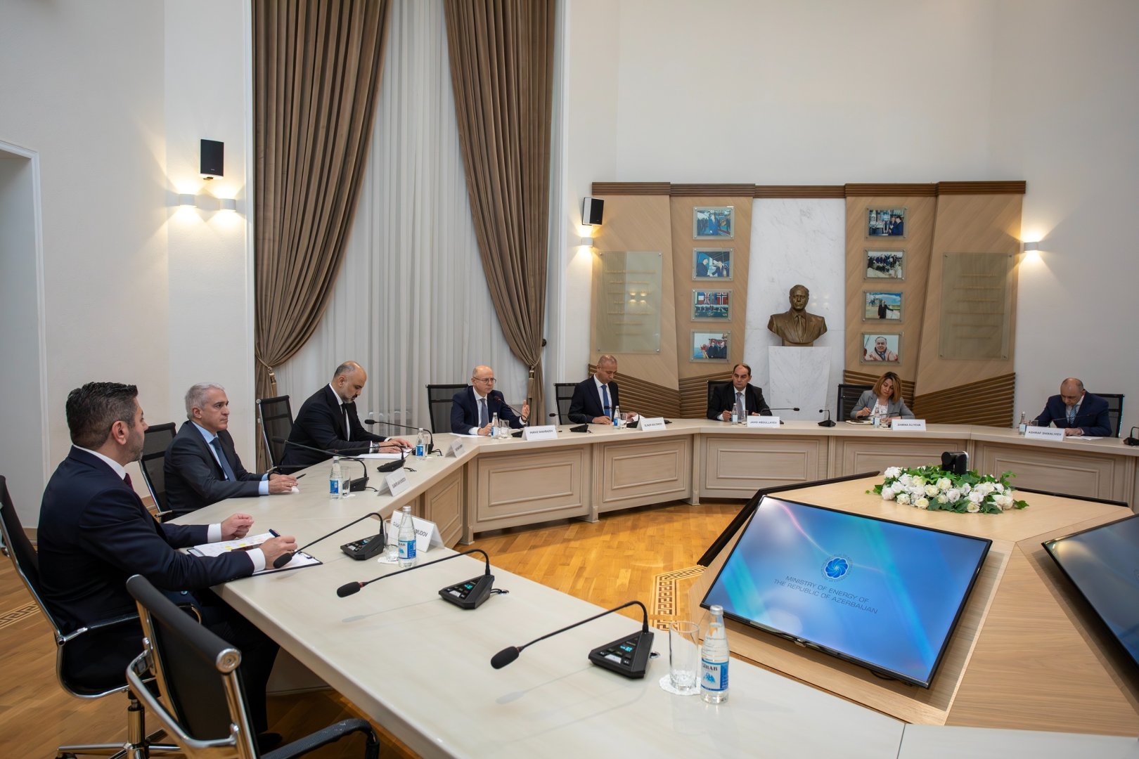 Azerbaijan, WB discuss regional energy interconnections and green initiatives (PHOTO)