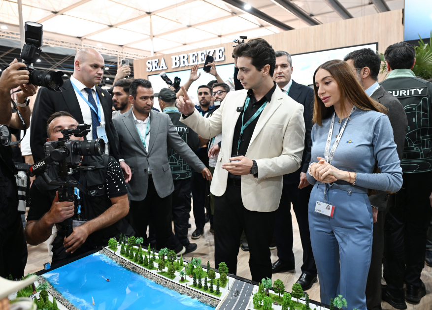 Heydar Aliyev Foundation VP Leyla Aliyeva and Head of Baku Media Center Arzu Aliyeva visit Urban Expo exhibition (PHOTO)