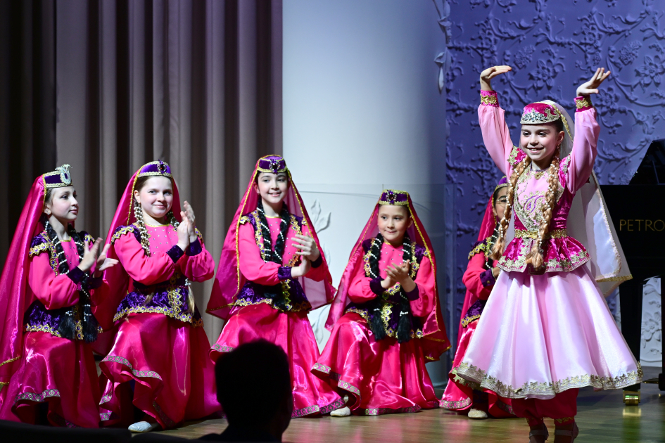 Leyla Aliyeva and Alena Aliyeva attend concert marking Independence Day at SANAT Children's Music and Art Center (PHOTO)