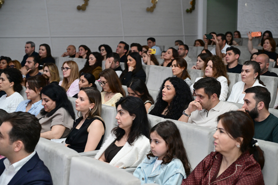 Leyla Aliyeva and Alena Aliyeva attend concert marking Independence Day at SANAT Children's Music and Art Center (PHOTO)