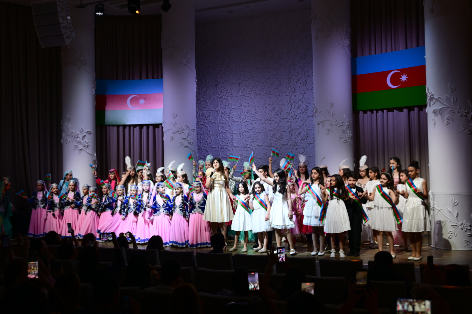 Leyla Aliyeva and Alena Aliyeva attend concert marking Independence Day at SANAT Children's Music and Art Center (PHOTO)