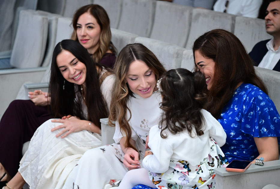 Leyla Aliyeva and Alena Aliyeva attend concert marking Independence Day at SANAT Children's Music and Art Center (PHOTO)