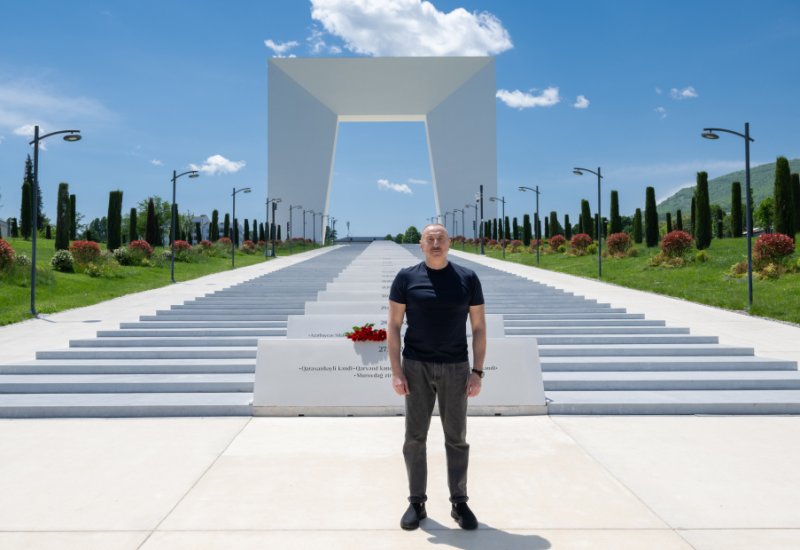 President Ilham Aliyev lays flowers in front of Victory Arch in Khankendi city (PHOTO)
