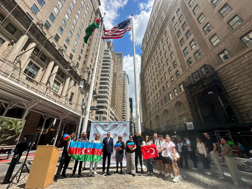 Azerbaijan Independence Day celebrated at flag-raising ceremony in New York (PHOTO)