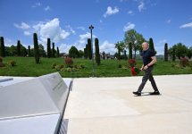 President Ilham Aliyev lays flowers in front of Victory Arch in Khankendi city (PHOTO)