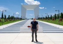 President Ilham Aliyev lays flowers in front of Victory Arch in Khankendi city (PHOTO)
