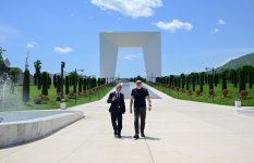 President Ilham Aliyev lays flowers in front of Victory Arch in Khankendi city (PHOTO)