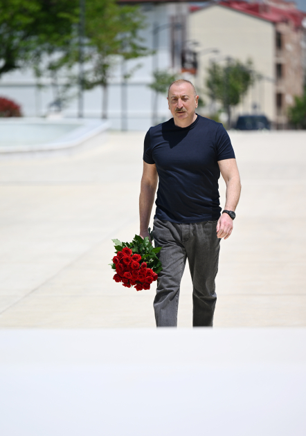 President Ilham Aliyev lays flowers in front of Victory Arch in Khankendi city (PHOTO)