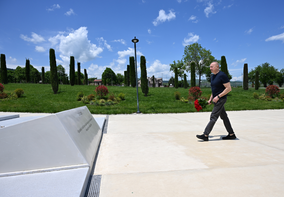 President Ilham Aliyev lays flowers in front of Victory Arch in Khankendi city (PHOTO)