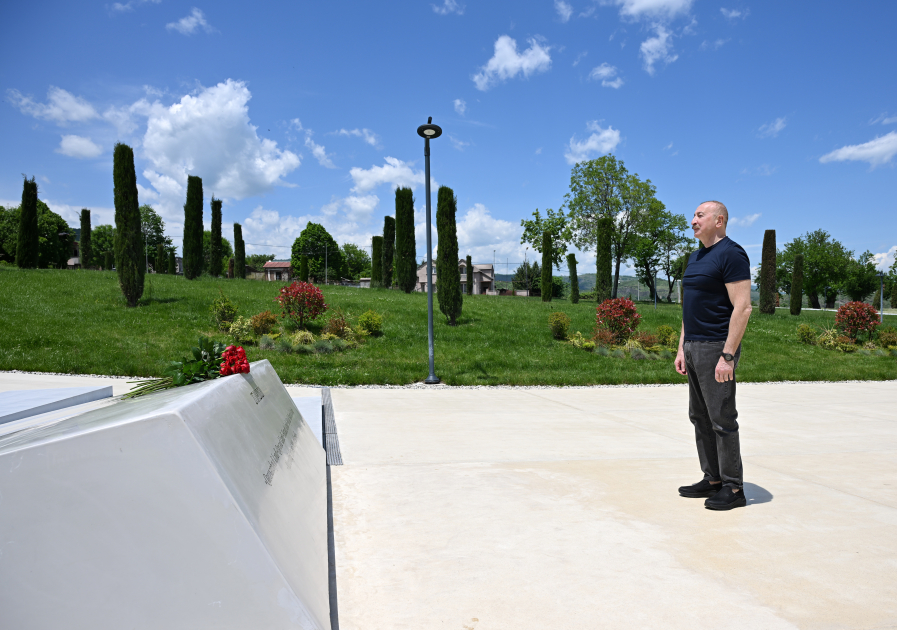 President Ilham Aliyev lays flowers in front of Victory Arch in Khankendi city (PHOTO)