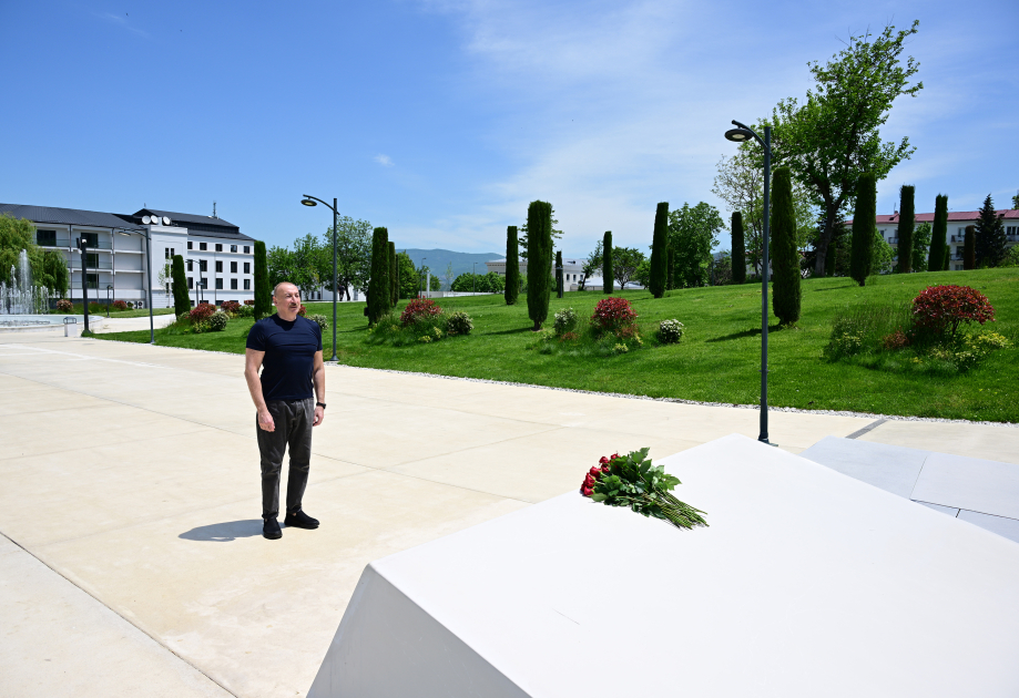 President Ilham Aliyev lays flowers in front of Victory Arch in Khankendi city (PHOTO)