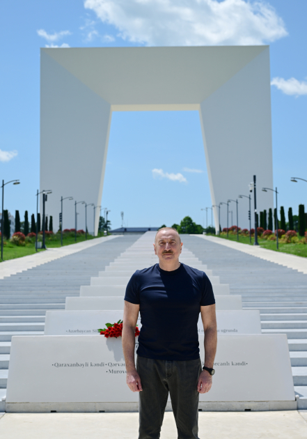President Ilham Aliyev lays flowers in front of Victory Arch in Khankendi city (PHOTO)