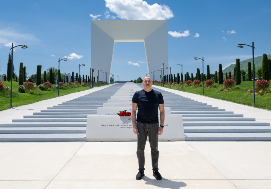 President Ilham Aliyev lays flowers in front of Victory Arch in Khankendi city (PHOTO)