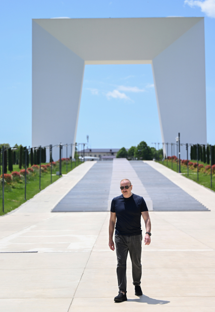 President Ilham Aliyev lays flowers in front of Victory Arch in Khankendi city (PHOTO)
