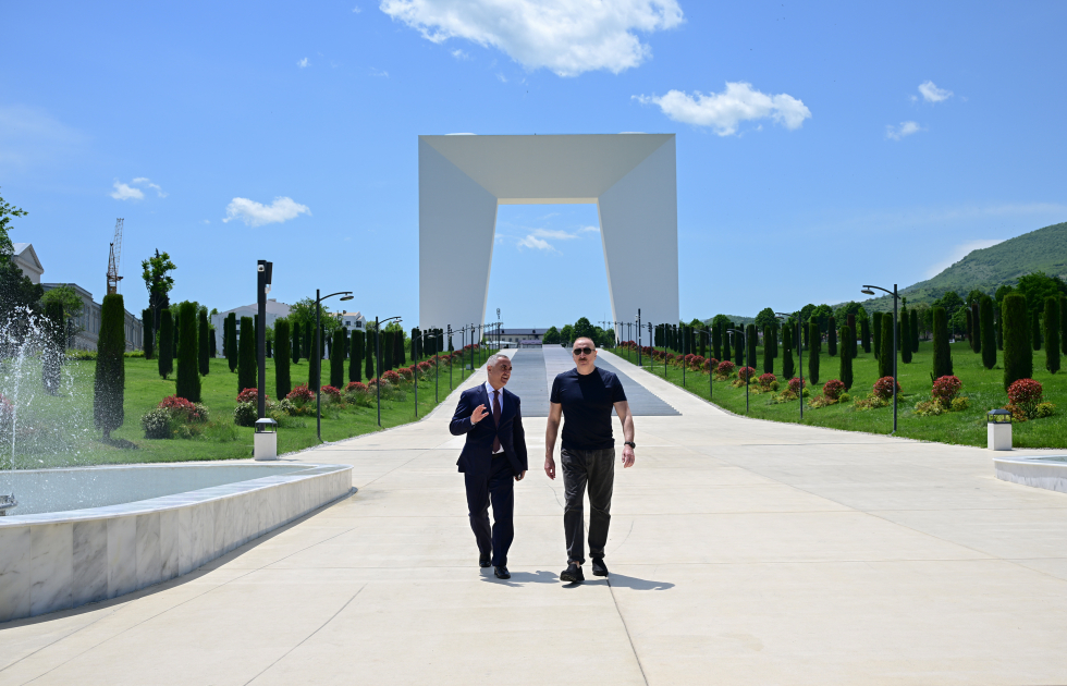 President Ilham Aliyev lays flowers in front of Victory Arch in Khankendi city (PHOTO)