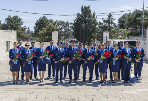 AZAL delegation visits grave of National Hero Hokuma Aliyeva (PHOTO)