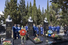 AZAL delegation visits grave of National Hero Hokuma Aliyeva (PHOTO)