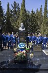AZAL delegation visits grave of National Hero Hokuma Aliyeva (PHOTO)