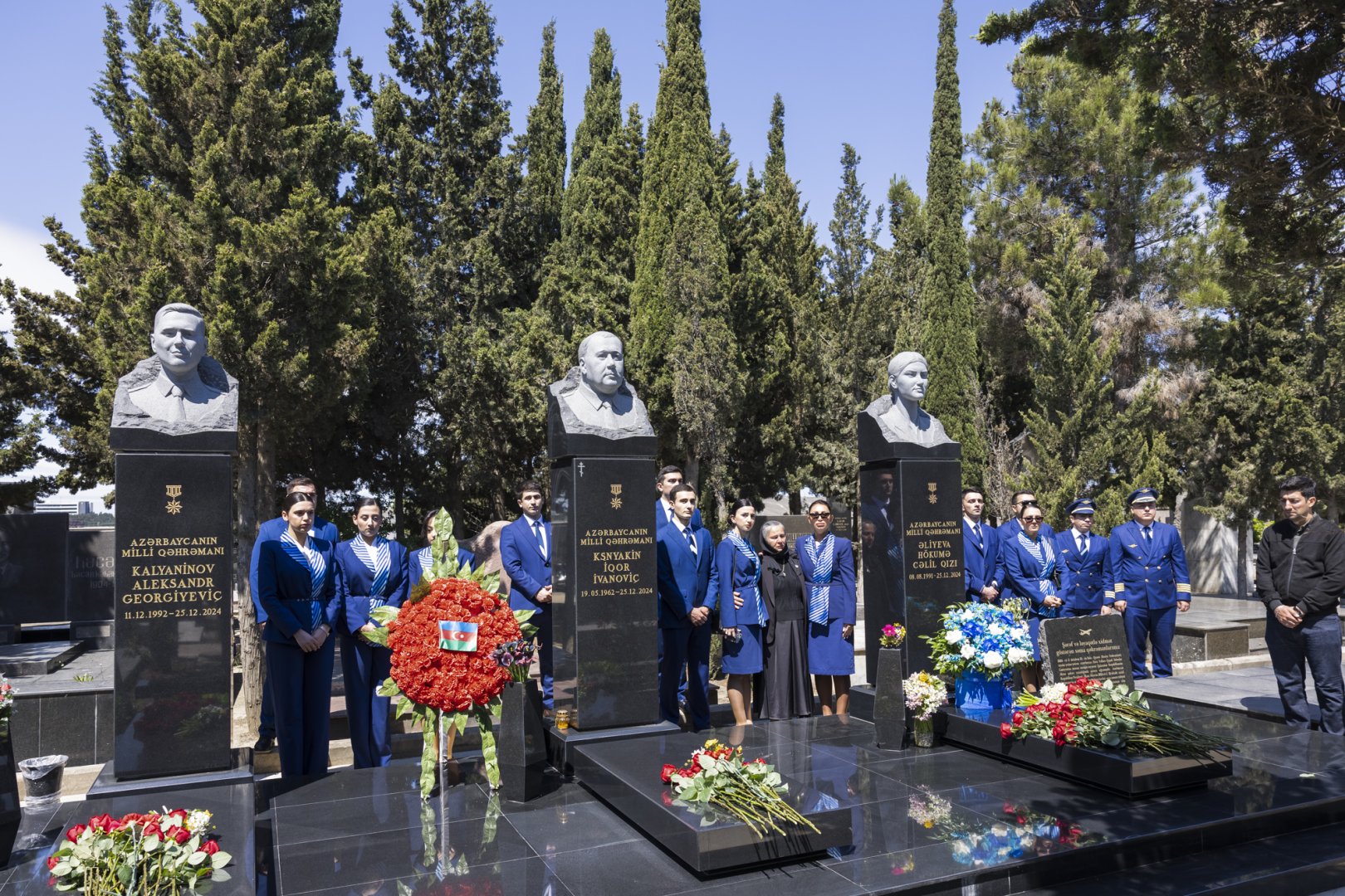 AZAL delegation visits grave of National Hero Hokuma Aliyeva (PHOTO)