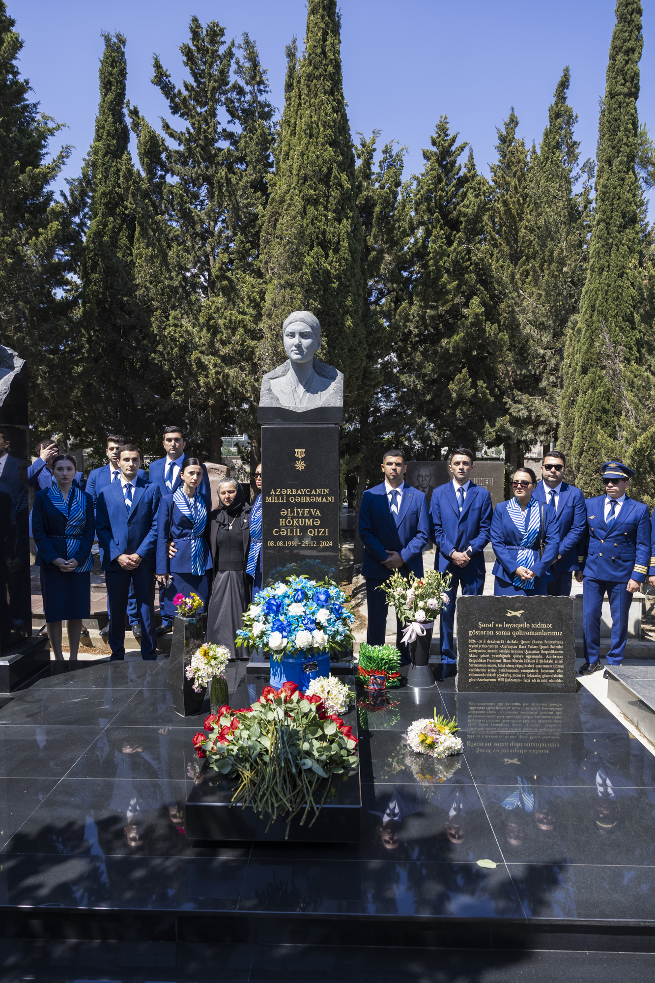 AZAL delegation visits grave of National Hero Hokuma Aliyeva (PHOTO)