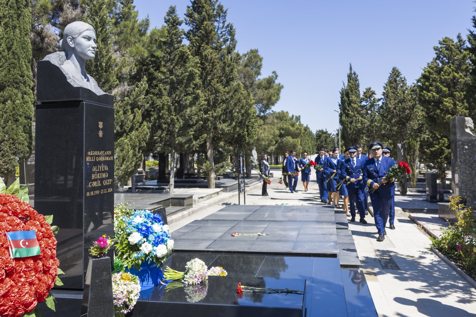 AZAL delegation visits grave of National Hero Hokuma Aliyeva (PHOTO)